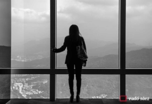 Noia mirant la ciutat des de l'observatori de l'edifici Taipei 101