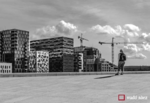 Dona contemplant noves construccions a Oslo