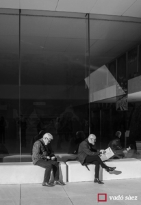 Dos homes llegint als exteriors de CaixaForum a Barcelona